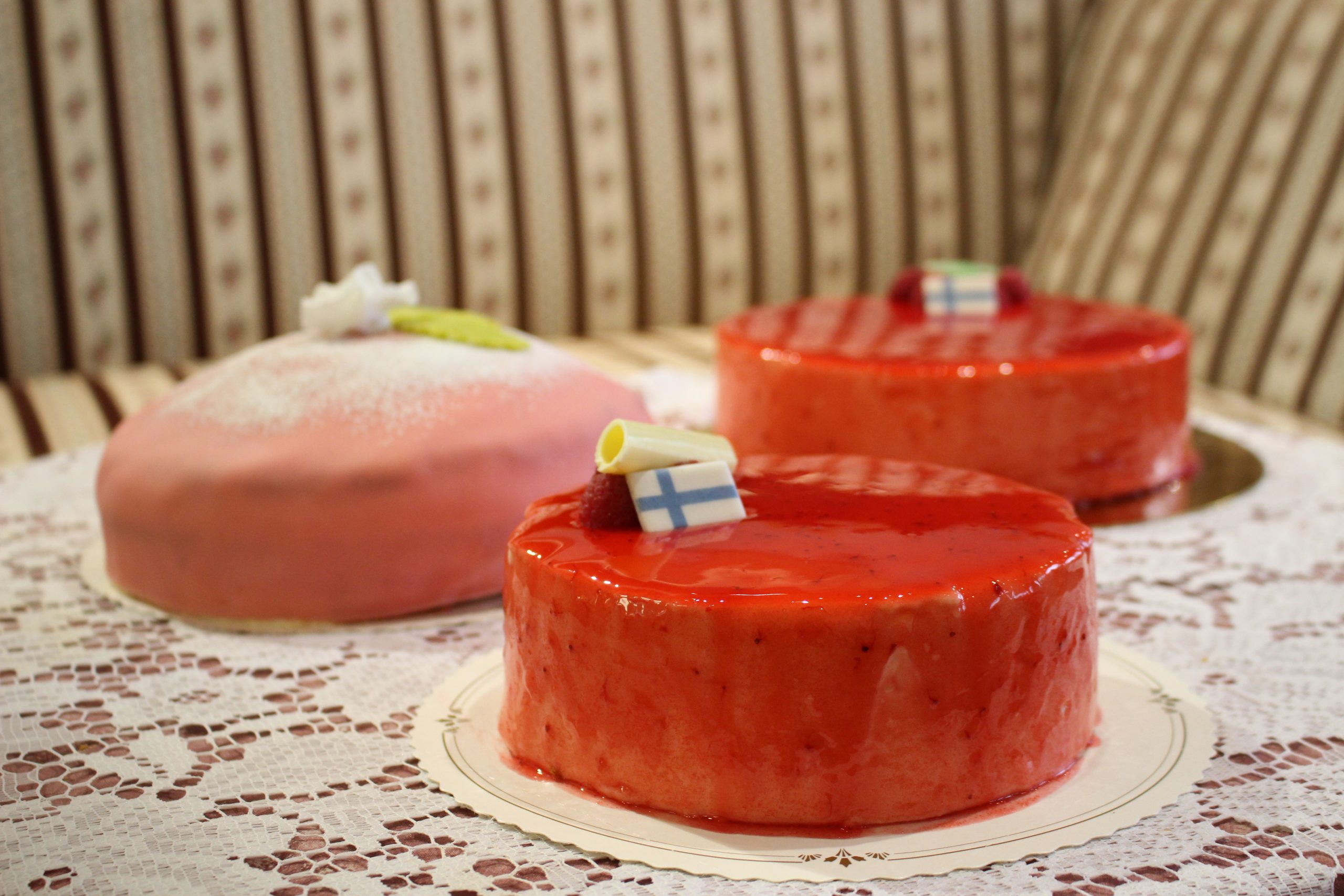 Kuvituskuva kolmesta punaisesta kakusta