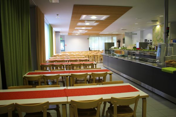 Lounasravintola Ilonan ruokailutilat pitkillä ruokapöydillä