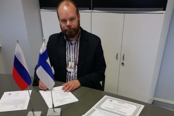 Esedun koulutusjohtaja Vesa Vainikainen allekirjoittamassa tutkintotodistusten englanninkielisiä käännöksiä.