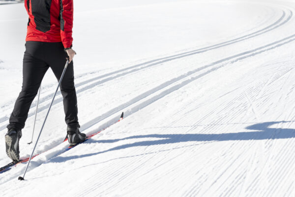Henkilö hiihtää talvisella hiihtoladulla.