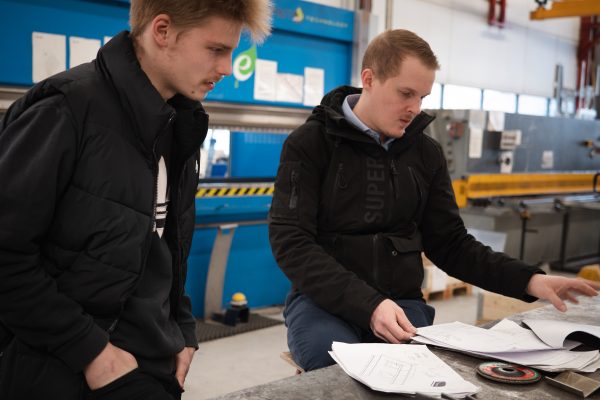 Työpaikkaohjausta metallialan tiloissa