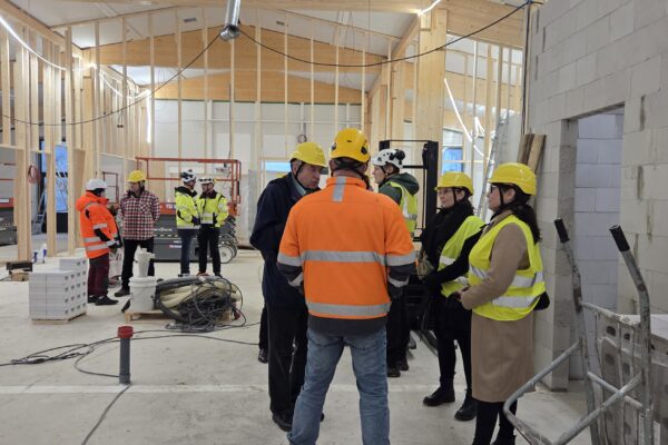 Harjannostajaisvieraat tutustumassa uuteen rakennukseen