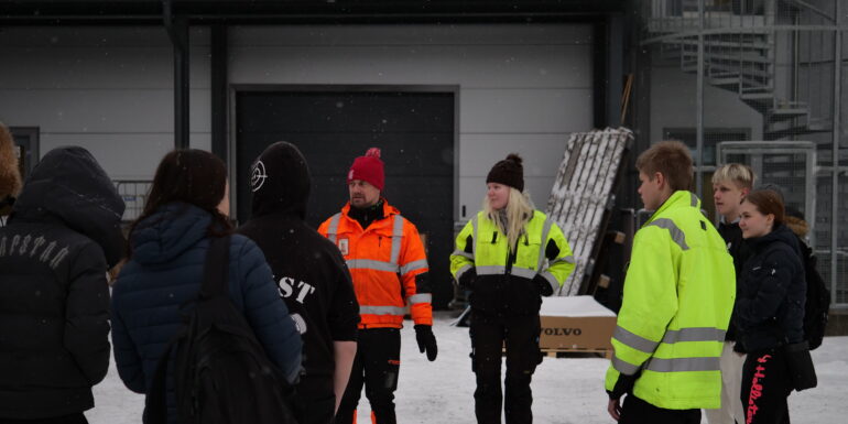 Logistiikka-alan opettaja ja opiskelija kertomassa paikallisille 9.-luokkalaisille logistiikka-alan opiskelusta Esedulla.