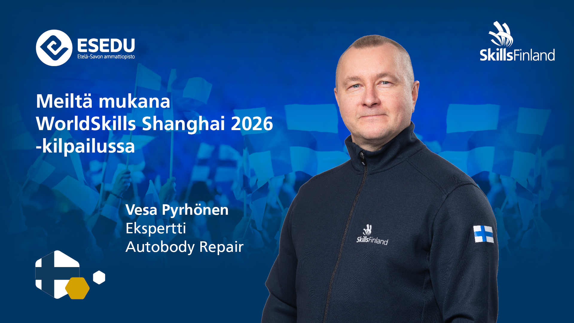 Mies katsoo kameraan hymyillen