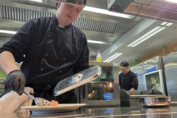 Ravintola Inno tarjoaa oppimista aidoissa asiakaspalvelutilanteissa